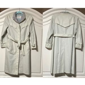 Preowned London Fog weather wear trench coat 6 P, ivory gray, rain hat & scarf